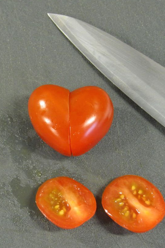 Heart-shape_tomatoes_torontofunplaces.com